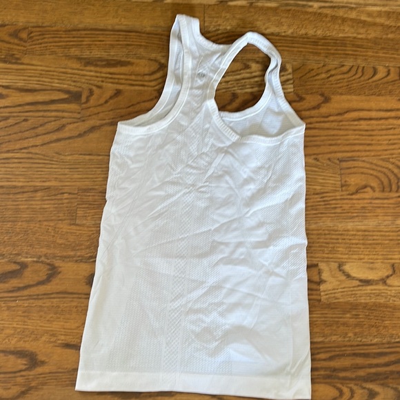 Lululemon run swirly tank - Picture 3 of 4